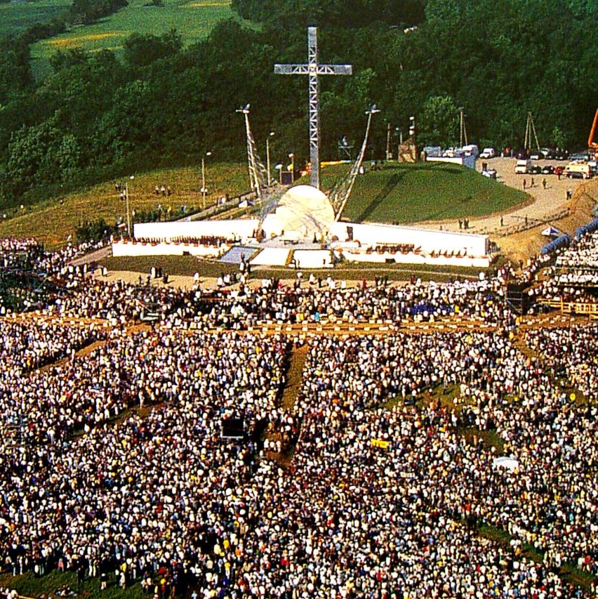 Ołtarz papieski w Pelplinie widziany z góry